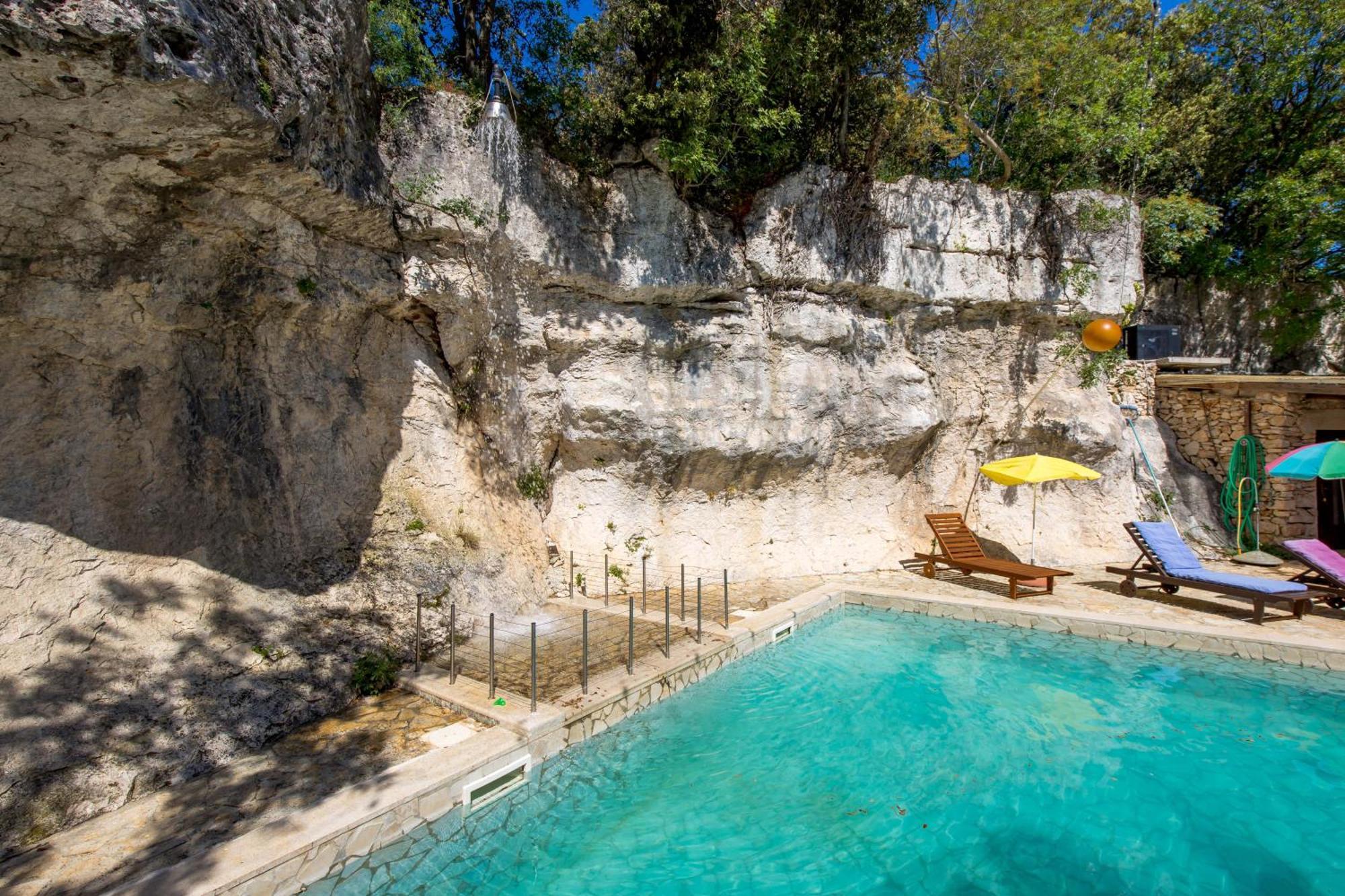Cave Romana Pola Esterno foto